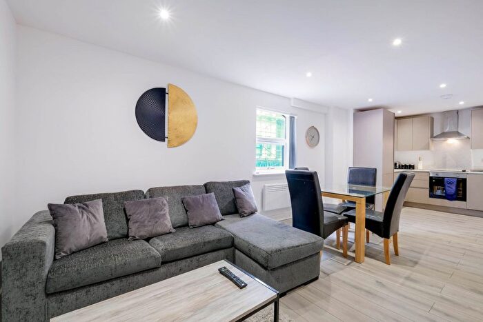 3 Bedroom Flat To Rent In High Street, Camberley, GU15
