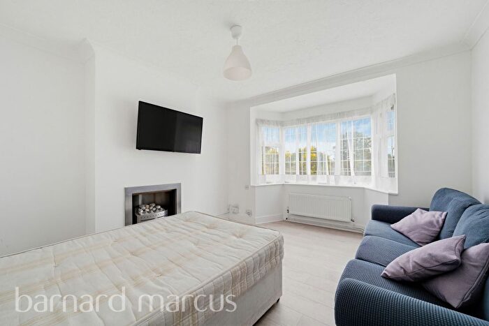 5 Bedroom Semi-Detached House To Rent In West View, Feltham, TW14
