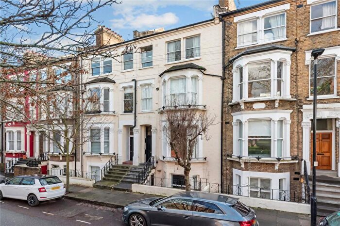 3 Bedroom Apartment For Sale In Kelvin Road, London, N5