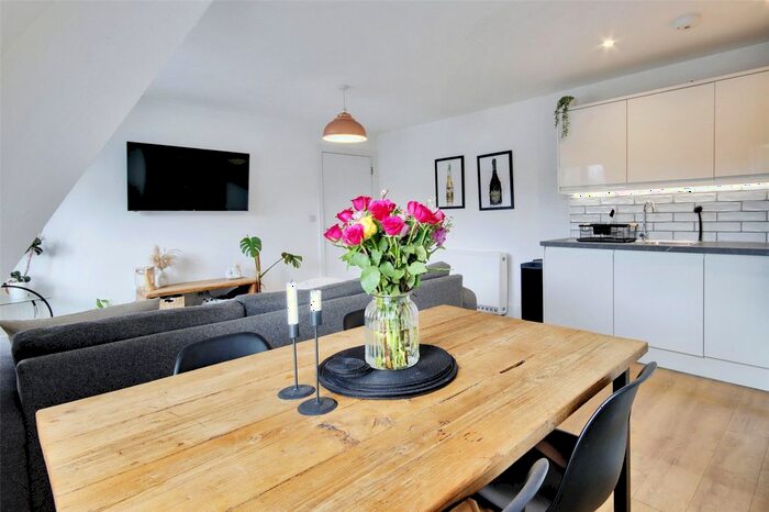 1 Bedroom Flat For Sale In North Ash Road, New Ash Green, Longfield, Kent, DA3