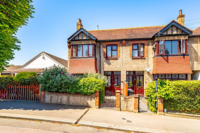 2 Bedroom Apartment For Sale In Leigham Court Drive, Leigh-on-sea, SS9