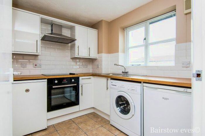 Studio To Rent In Regarth Avenue, Romford RM1