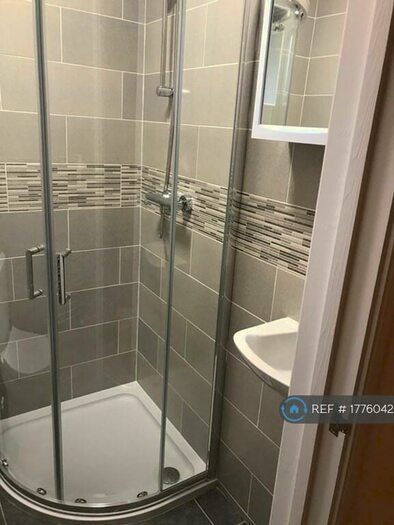 Studio To Rent In Room, London, N17