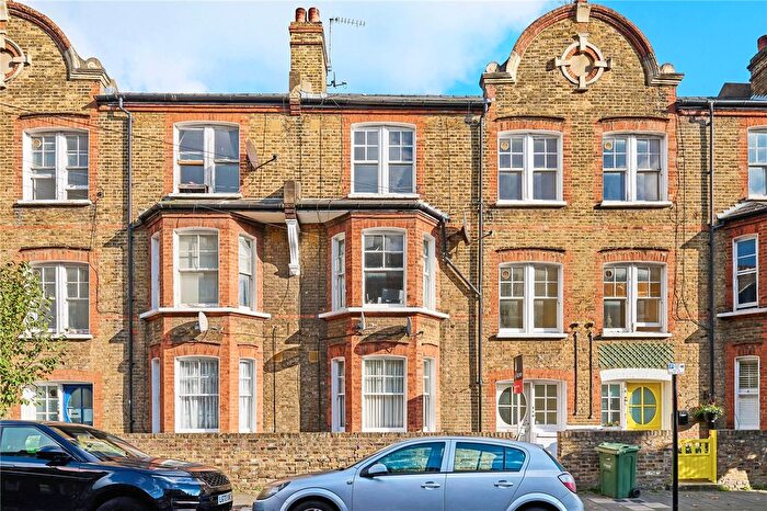 3 Bedroom Flat To Rent In Cato Road, London, SW4