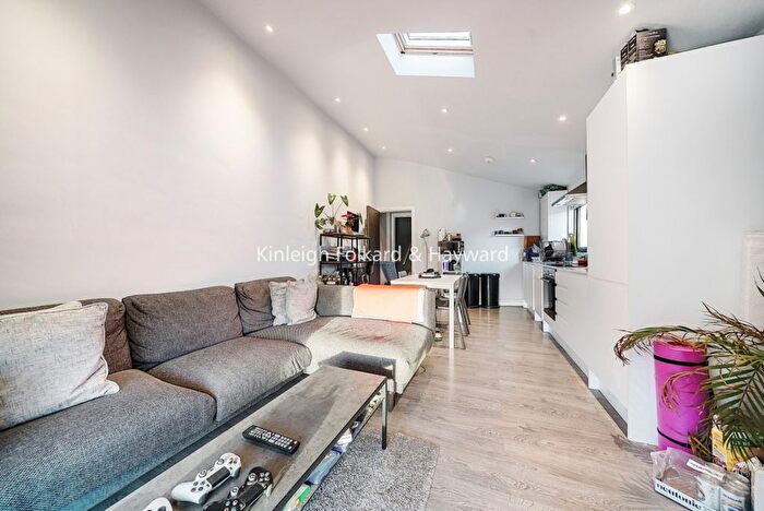 3 Bedroom Flat To Rent In Kellino Street, Tooting, London, SW17