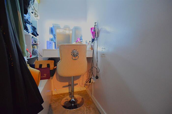 2 Bedroom Flat For Sale In Langtons Meadow, Farnham Common, Slough, SL2