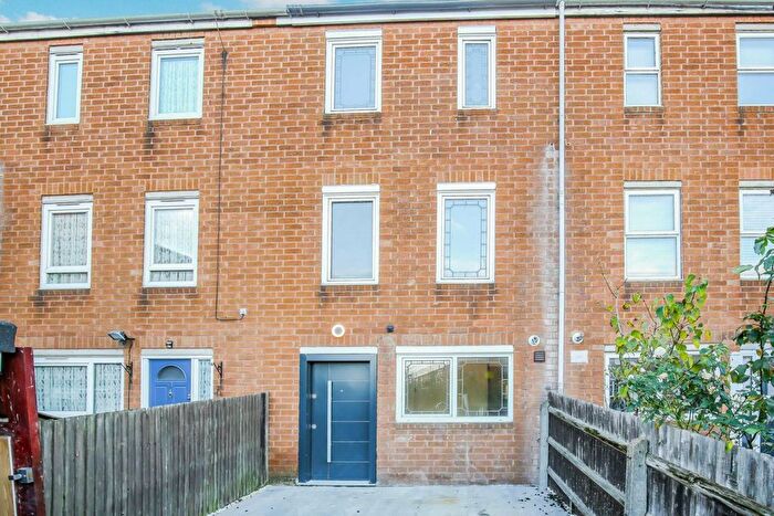 3 Bedroom Maisonette To Rent In Castel Close, Hackney, E9