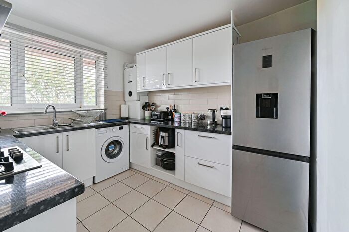 2 Bedroom Flat For Sale In Armfield Crescent, Mitcham, CR4