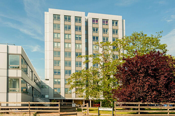 2 Bedroom Flat For Sale In Wellington Close, Walton-On-Thames, KT12