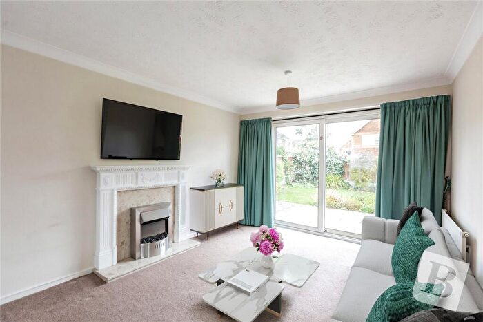 3 Bedroom Link Detached House For Sale In Broad Oaks, Wickford, Essex, SS12