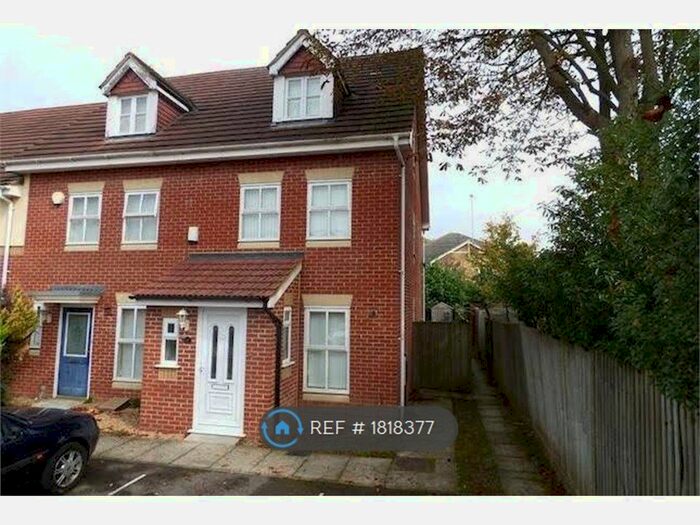 3 Bedroom Semi-Detached House To Rent In Hurworth Avenue, Slough, SL3
