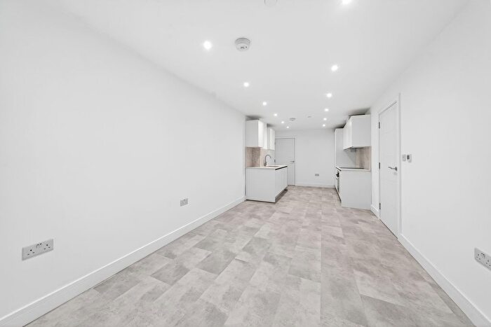 3 Bedroom Flat To Rent In Fieldgate Street, London, E1