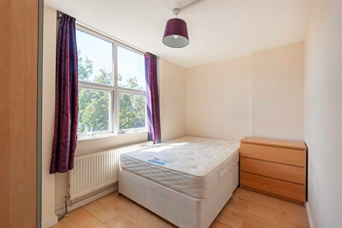 3 Bedroom Flat To Rent In Chatsworth Gardens, London, W3