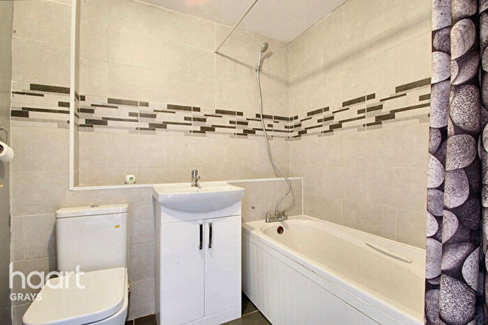 2 Bedroom Flat For Sale In Dunlop Road, Tilbury, RM18