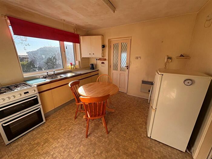 2 Bedroom Semi-Detached Bungalow For Sale In New Park Road, Queensbury, Bradford, BD13