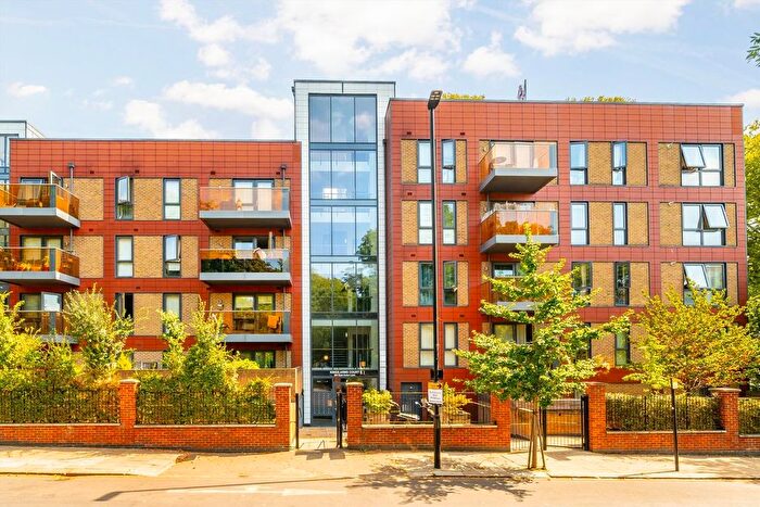 3 Bedroom Flat To Rent In East Acton Lane, Acton, W3