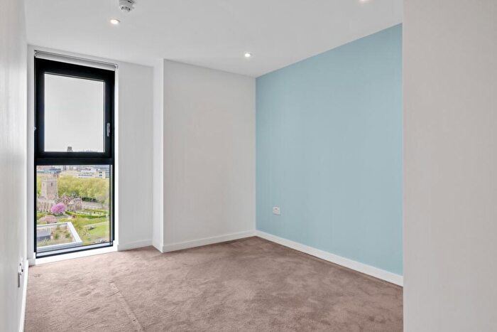 Flat To Rent In Castle Park View, Castle Street, Bristol, BS2