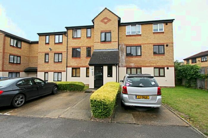 1 Bedroom Flat To Rent In Linwood Crescent, Enfield, EN1