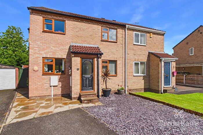 3 Bedroom Semi Detached House For Sale In Tunstall Way, Chesterfield, Derbyshire, S40
