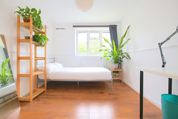 3 Bedroom Flat To Rent In Rhodeswell Road, London, E14