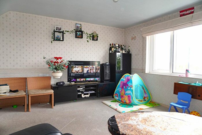2 Bedroom Flat For Sale In Harlech Gardens, Hounslow, TW5