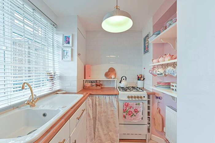 1 Bedroom Studio For Sale In Bethwin Road, Camberwell, London, SE5