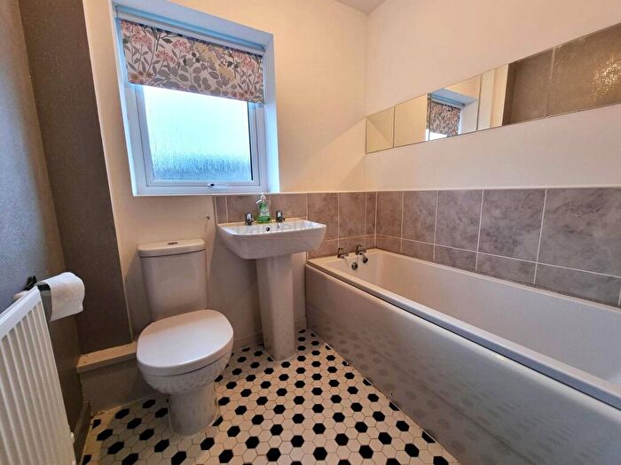 2 Bedroom Flat For Sale In Ffordd Penrhyn, Barry., CF62