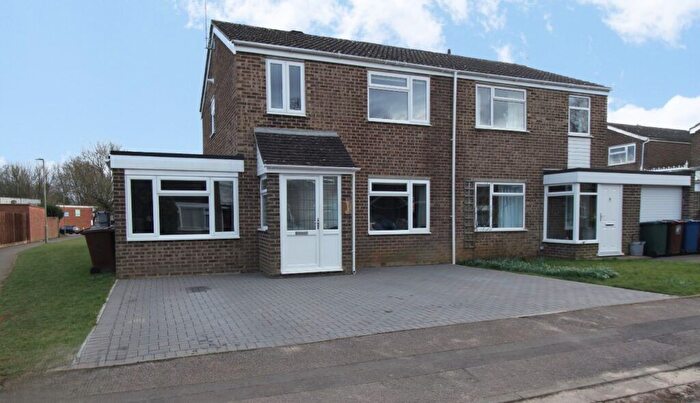 3 Bedroom Semi-Detached House To Rent In Kingfisher Drive, Banbury, Oxon, OX16