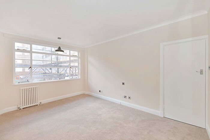 3 Bedroom Flat To Rent In Balham High Road, SW17