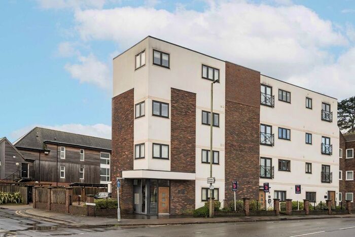 2 Bedroom Flat To Rent In High Street, Egham, TW20