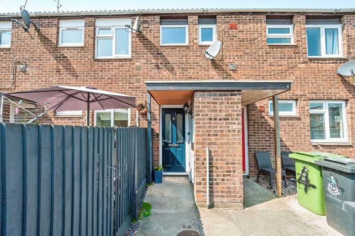 2 Bedroom Maisonette For Sale In Selsey Close, Worcester, WR4