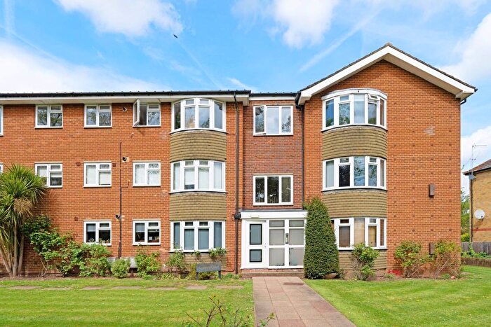 2 Bedroom Flat To Rent In The Avenue, Worcester Park, KT4