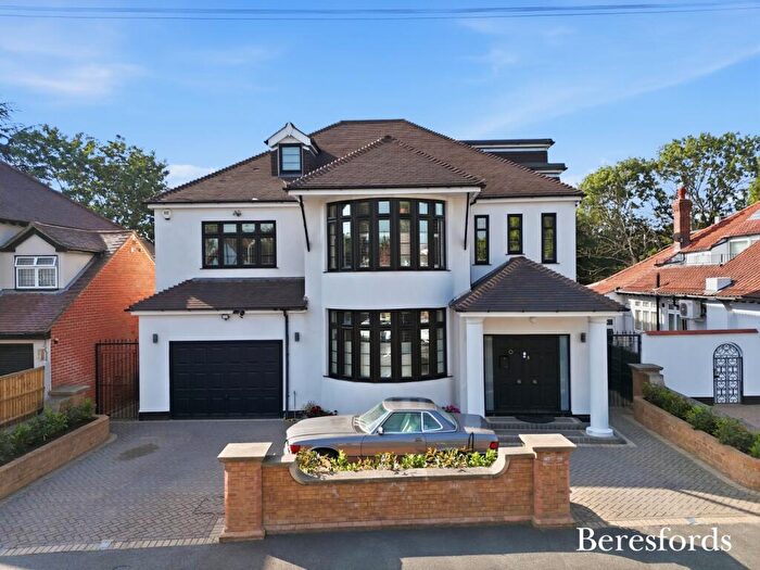 5 Bedroom Detached House For Sale In Links Avenue, Gidea Park, RM2