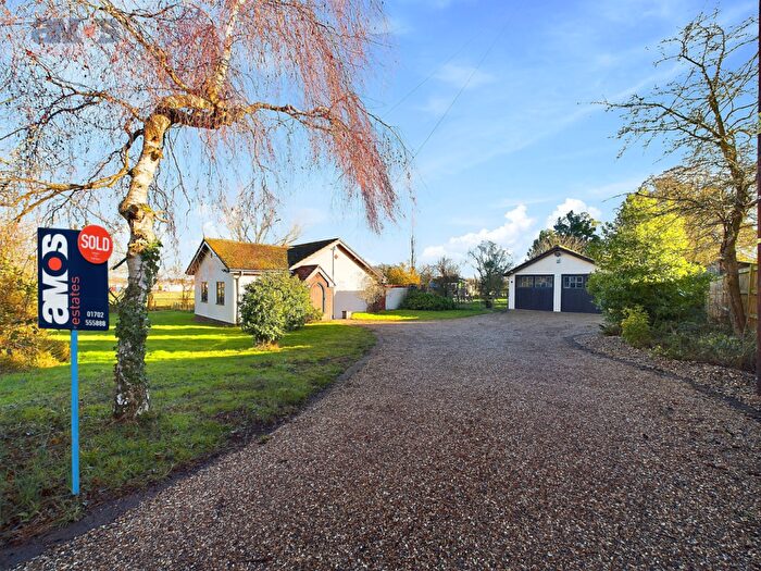 4 Bedroom Detached Bungalow For Sale In Plumberow Avenue, Hockley, Essex, SS5