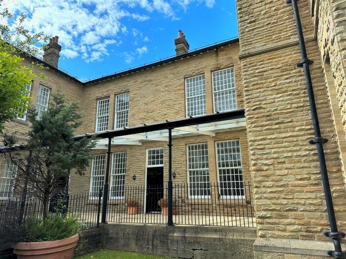 4 Bedroom Town House To Rent In Aysgarth Court, Clifford Drive, Menston, LS29