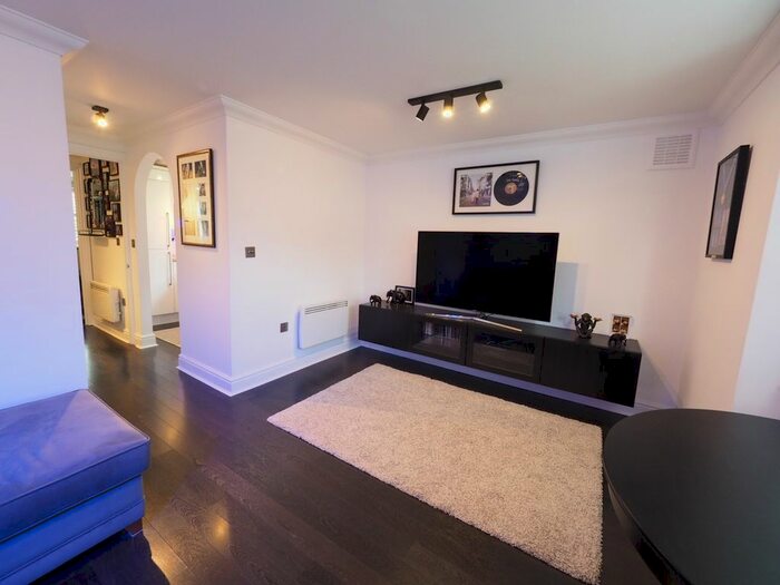 2 Bedroom Flat To Rent In Windsor Street, Chertsey, KT16