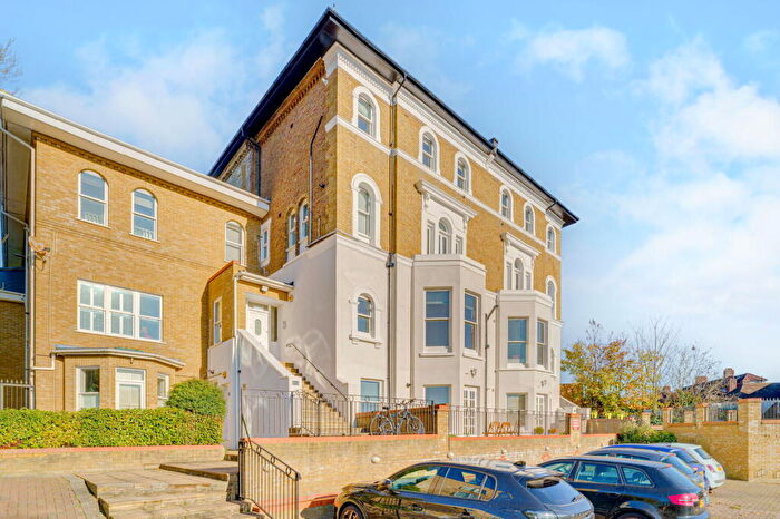 3 Bedroom Flat For Sale In Overhill Road, SE22