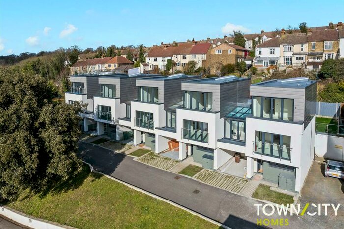 5 Bedroom Detached House To Rent In Upper Luton Road, Chatham, ME5