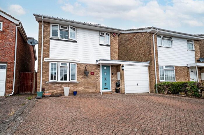 3 Bedroom Link Detached House For Sale In Hillcroft, Dunstable, Bedfordshire, LU6
