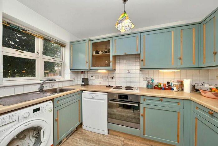 2 Bedroom Flat To Rent In Bakery Close, London, SW9