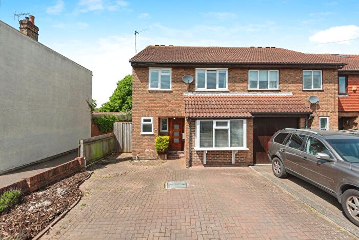 4 Bedroom Terraced House For Sale In South Road, Hampton, TW12
