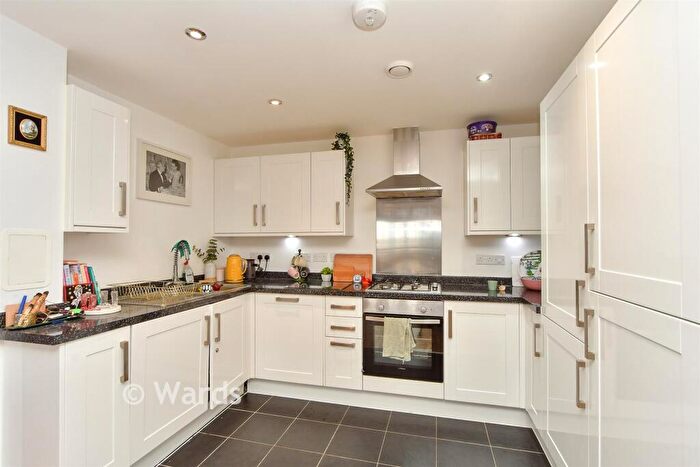 2 Bedroom Flat For Sale In High Street, Chatham, Kent, ME4
