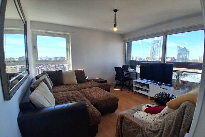 2 Bedroom Flat To Rent In Sparkford House, London, SW11