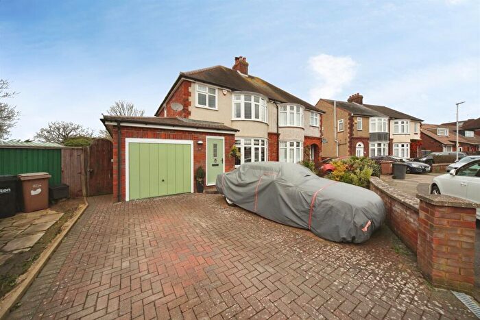3 Bedroom Semi Detached House For Sale In Lothair Road, Luton, LU2