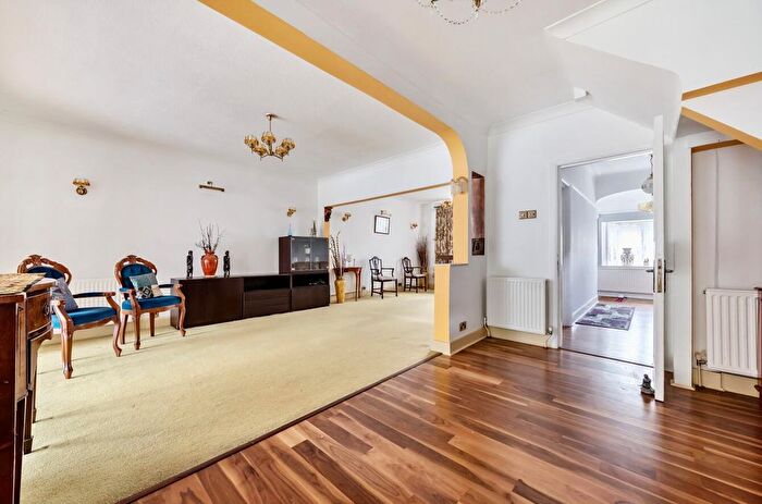 5 Bedroom Semi-Detached House To Rent In Walmington Fold, Woodside Park, N12