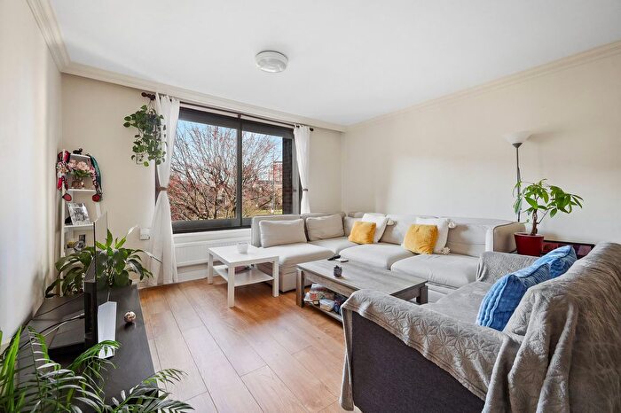 2 Bedroom Flat To Rent In Cameret Court, London, W11