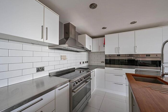 2 Bedroom Flat To Rent In Newton Place, Isle Of Dogs, London, E14