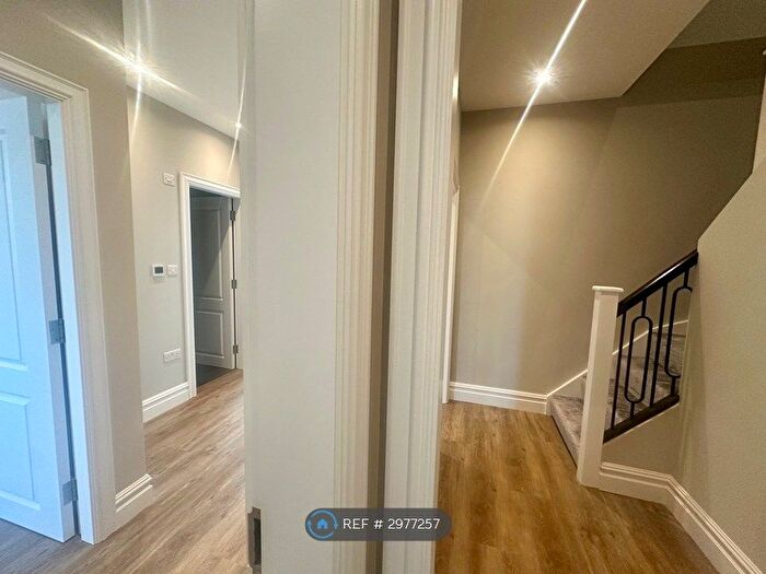 3 Bedroom Flat To Rent In The Rise, London, N13