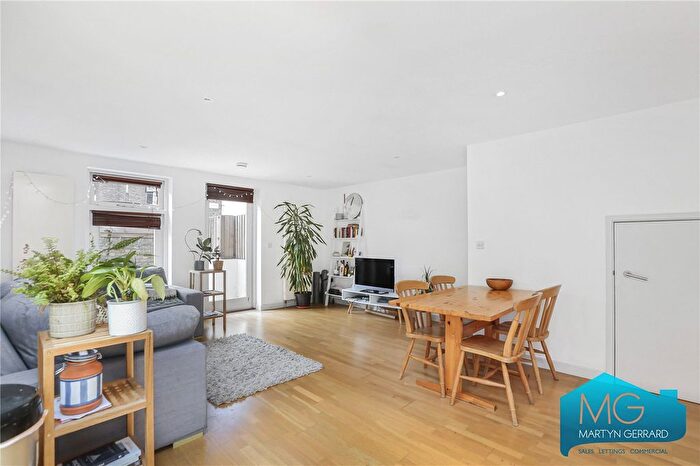 3 Bedroom Flat For Sale In Brecknock Road, Holloway, London, N19