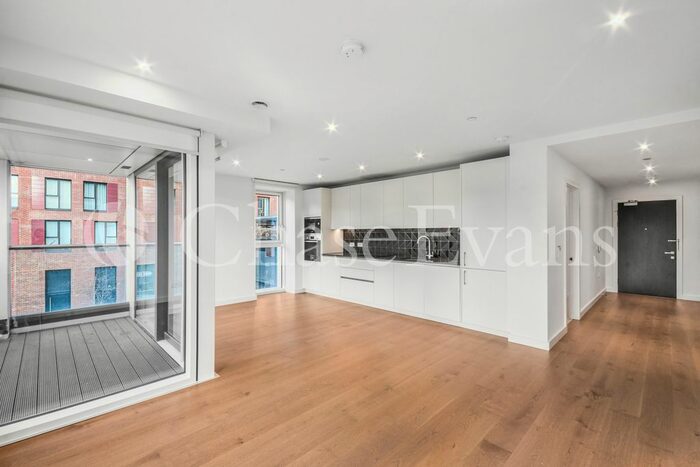 2 Bedroom Flat To Rent In Hurlock Heights, Deacon Street, Elephant Amp; Castle, London, SE17